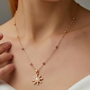 *WINDY* Gold Sun Shaped Pendant Fashion Necklace